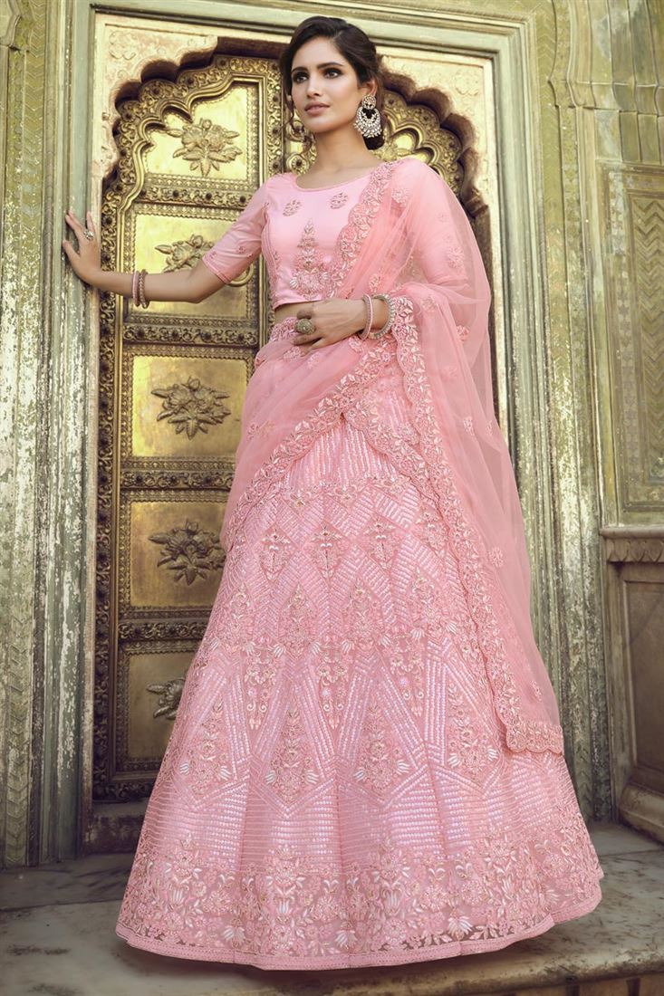 एक्सक्लूसिव नेट फैब्रिक संगीत वियर सेक्विन वर्क लहंगा चोली पिंक कलर में