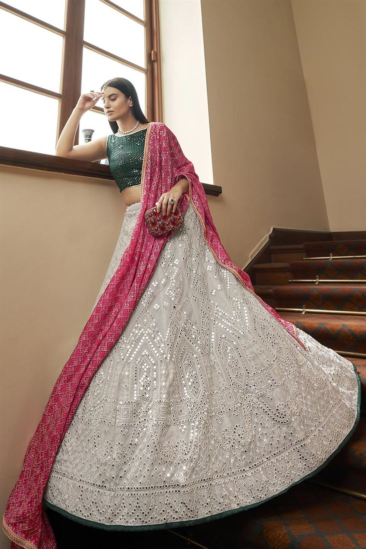 एक्सक्लूसिव संगीत वियर ठाठ ऑर्गेना फैब्रिक कढ़ाई वाला लहंगा ऑफ व्हाइट कलर में