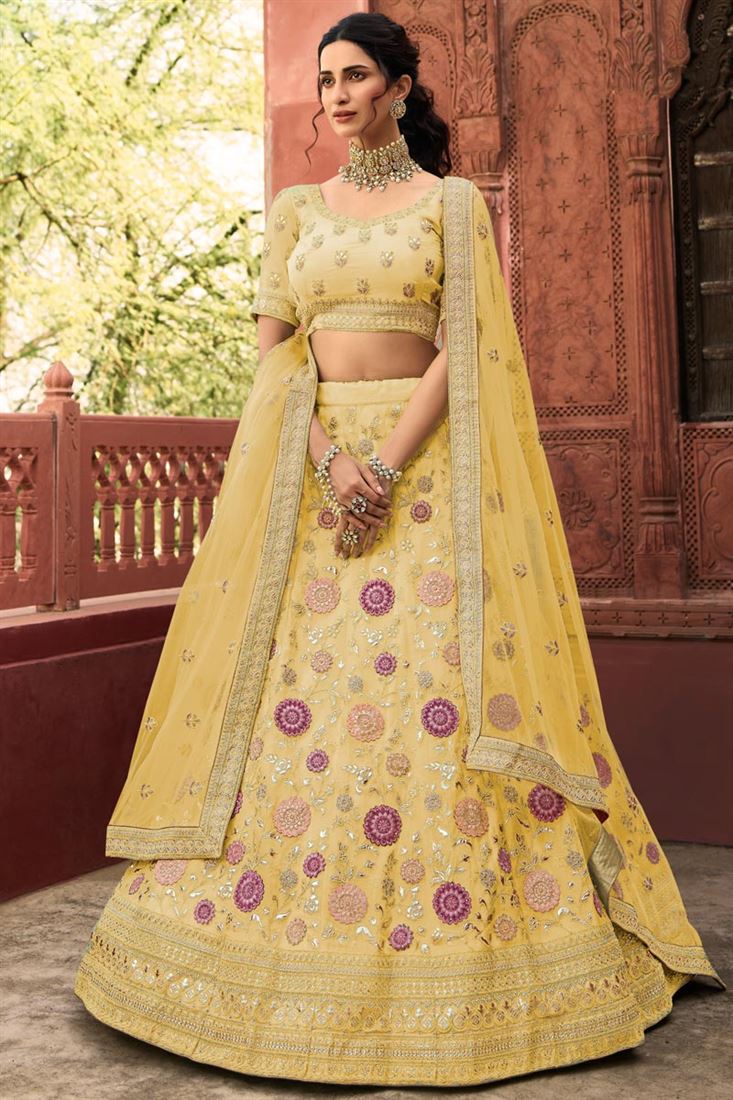 विशेष समारोह में पहनें कढ़ाई के काम के साथ चमकदार पीले रंग का लहंगा