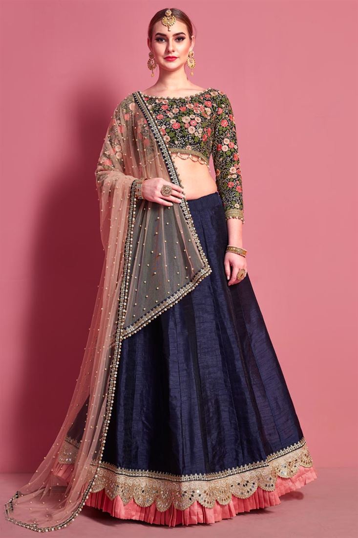 विशेष कढ़ाई वाला नेवी ब्लू रंग का शादी का लहंगा