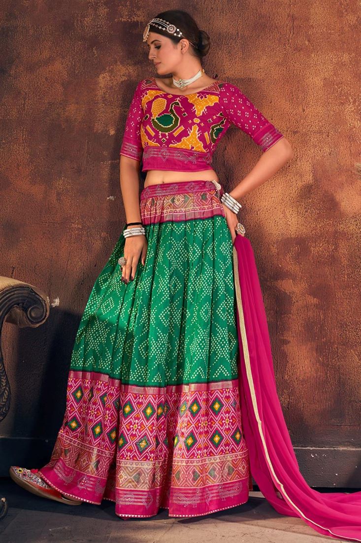 आर्ट सिल्क फ़ैब्रिक पिंक कलर का संगीत वियर फैशनेबल लहंगा डिजिटल पटोला प्रिंटेड वर्क के साथ