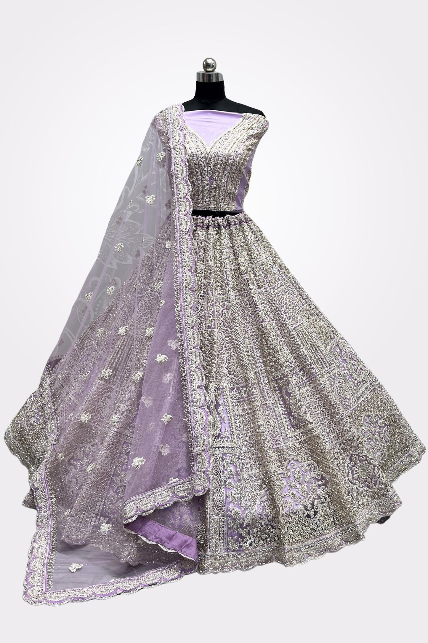 नेट ब्राइडल वियर 3 पीस लहंगा चोली लैवेंडर रंग में कढ़ाई के काम के साथ