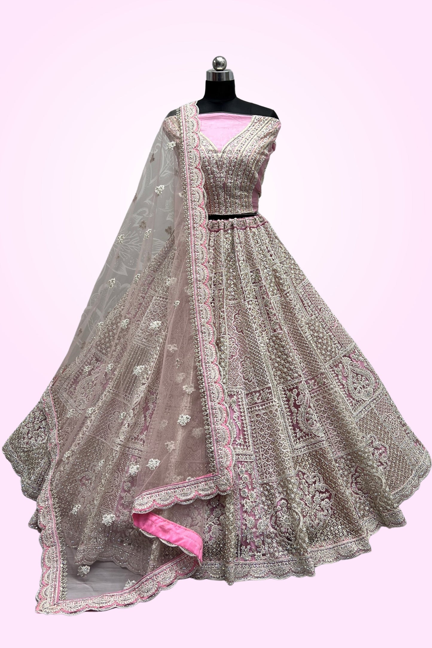 नेट पिंक कलर ब्राइडल वियर 3 पीस लहंगा चोली कढ़ाई वर्क के साथ