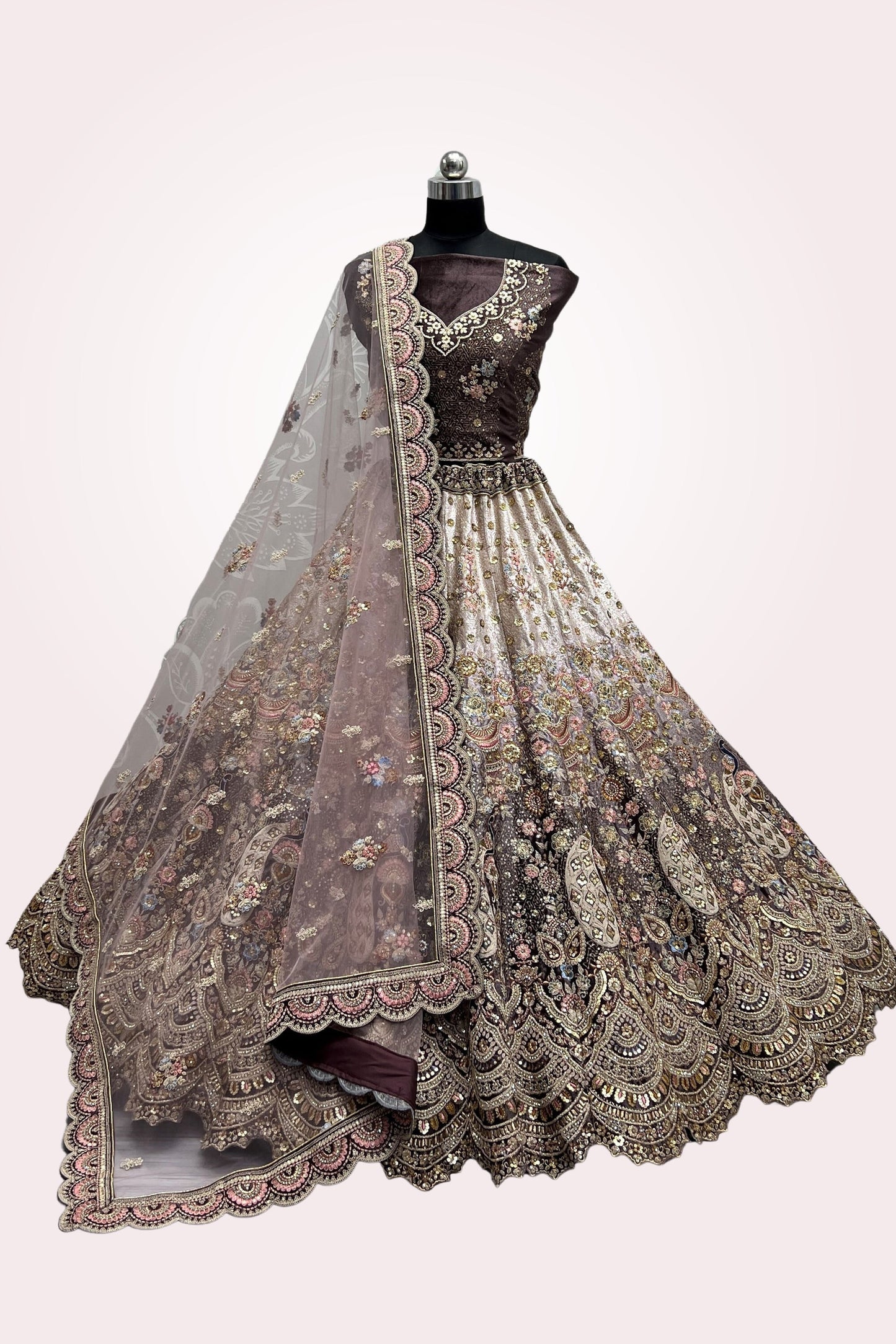 कढ़ाई वर्क वेलवेट फैब्रिक डिजाइनर लहंगा बेज रंग में ब्लाउज के साथ