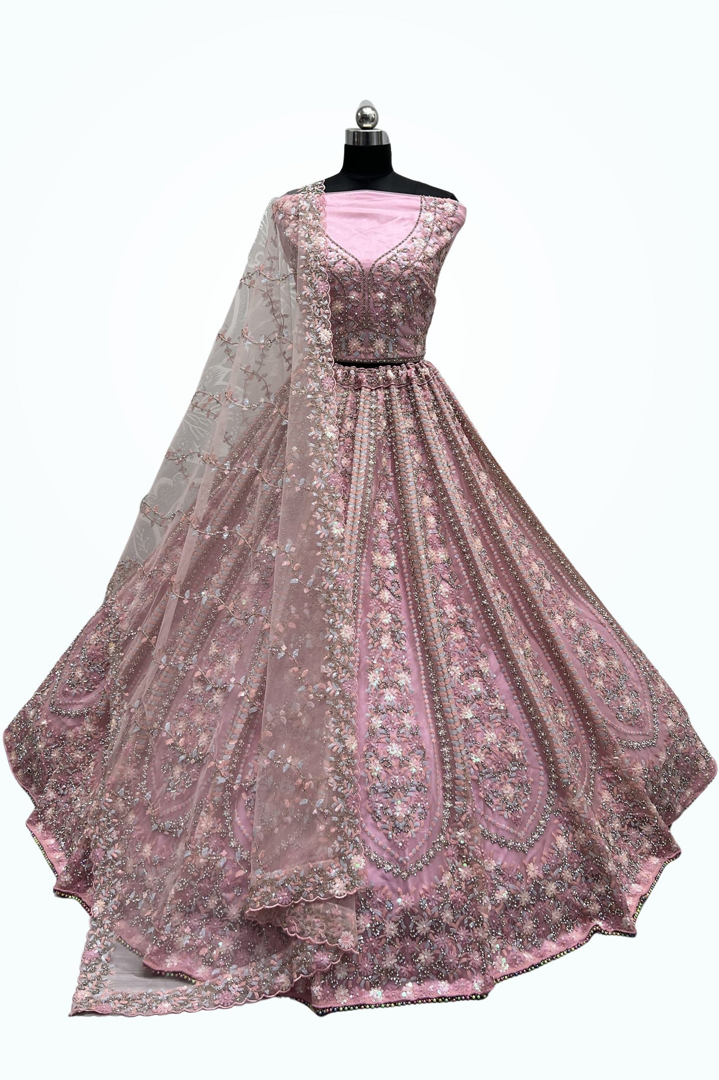 गुलाबी रंग नेट फैब्रिक दुल्हन लेहेंगा चोली कढ़ाई काम के साथ