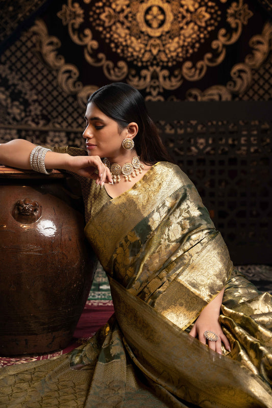 ग्रे रंग की जिम्मी चू साड़ी खूबसूरत बुनाई के काम के साथ