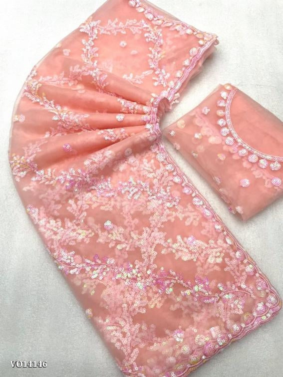 लहरिया 5MM सीक्वेंस एम्ब्रॉयडरी सी-पल्लू वर्क साड़ी ब्लाउज पीस के साथ