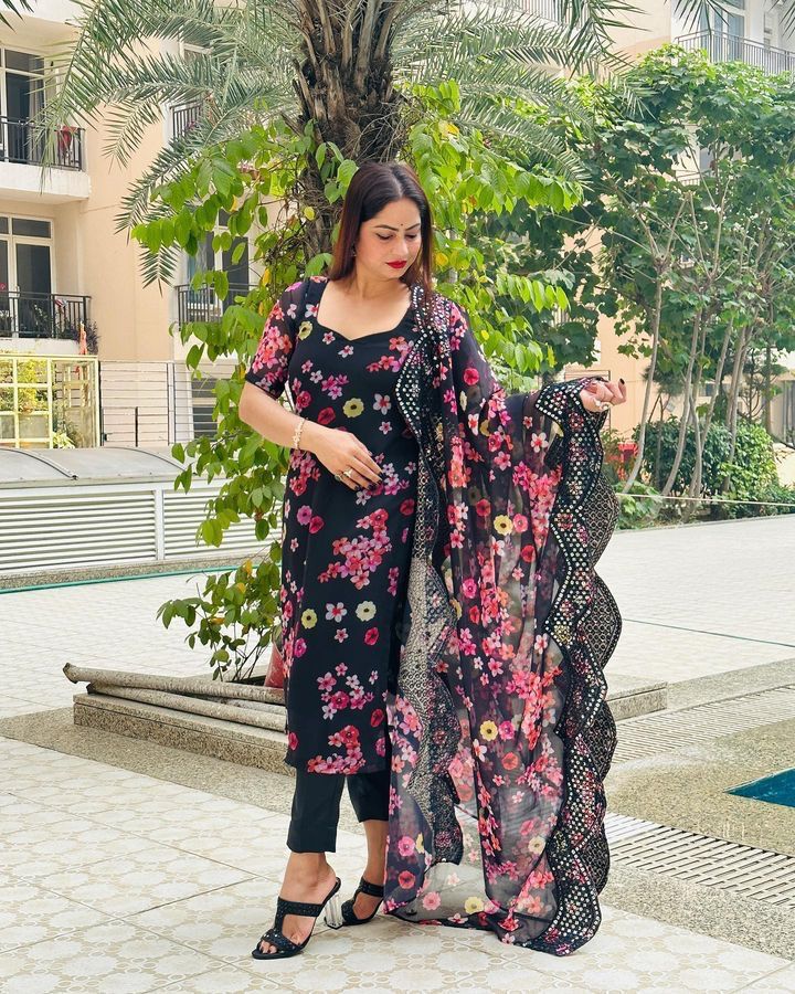 Beautiful Designer Suit On havy Faux Gorgette Febric With Inner And Digital Print