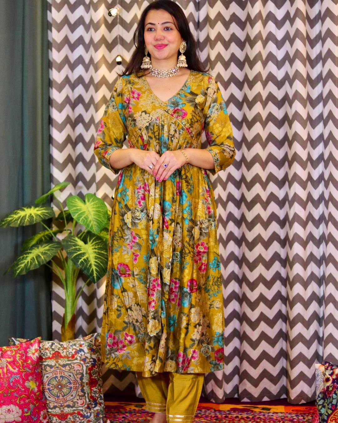 सुंदर डिजाइनर आलिया जापान साटन रेशम फैब्रिक और डिजिटल प्रिंट सूट के साथ लिनन