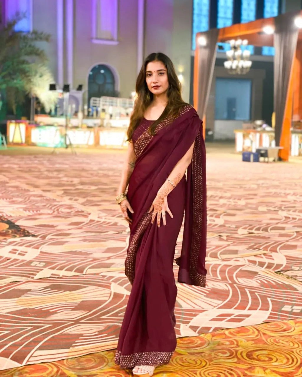 डिजाइनर स्वारोस्की वर्क साड़ी के साथ सॉफ्ट जॉर्जेट साड़ी