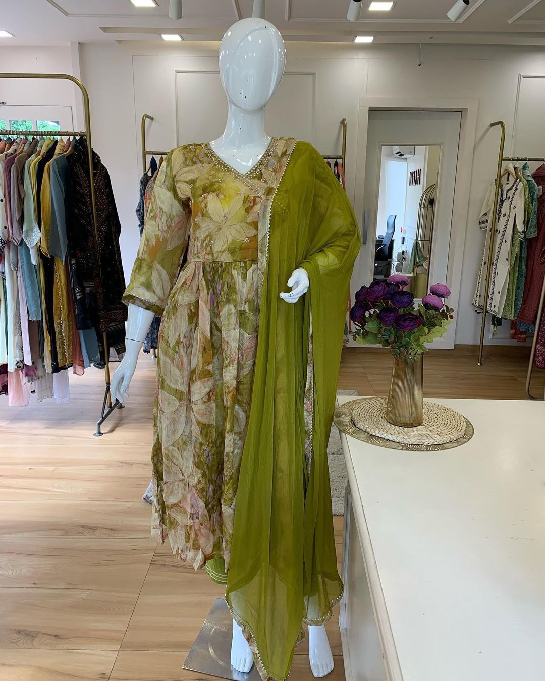 ऑरेलिया महिलाओं की जॉर्जेट फिट और फ्लेयर घुटने तक की ड्रेस