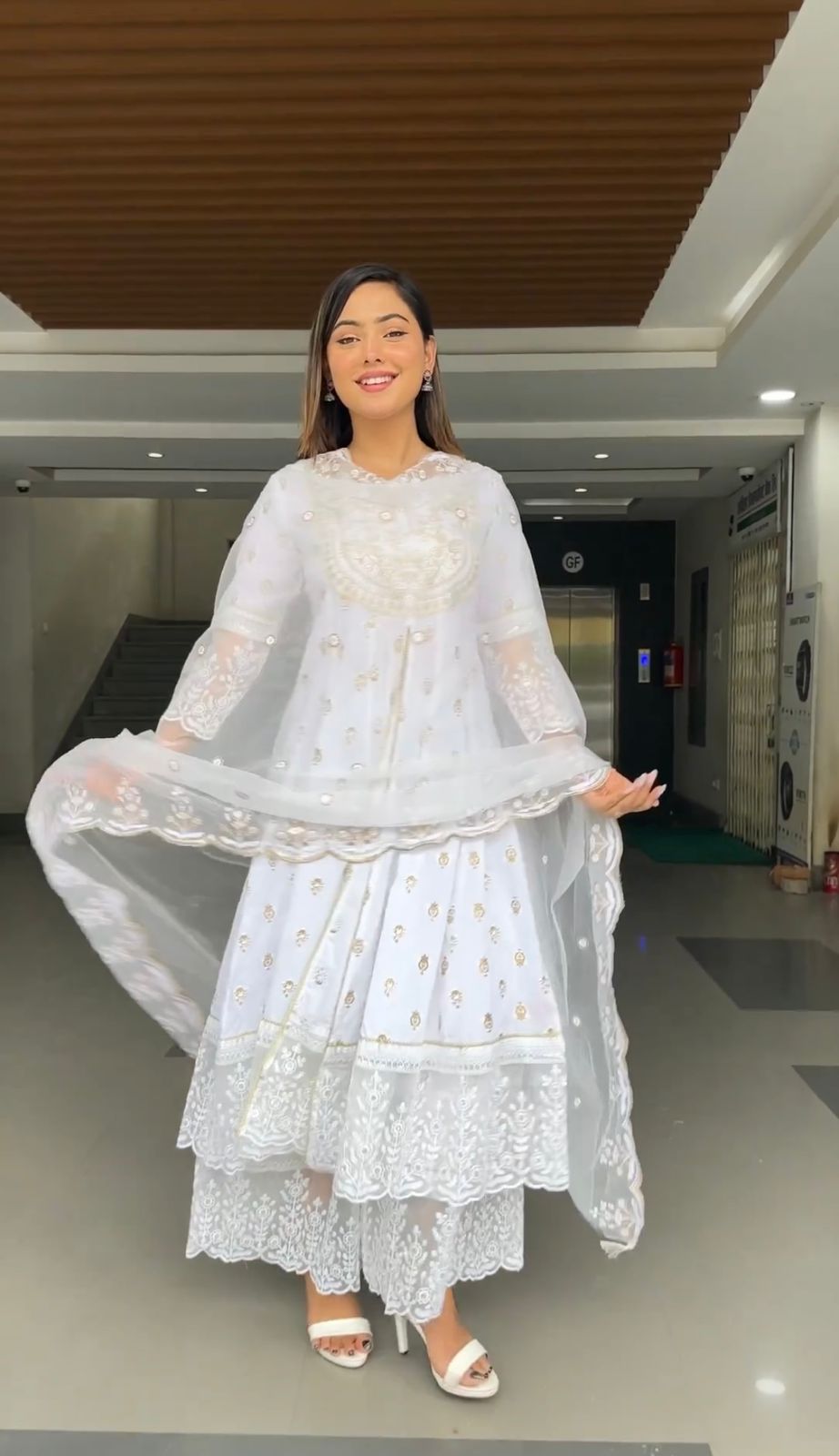 सफ़ेद रेशमी कढ़ाई वाला अनारकली सेट