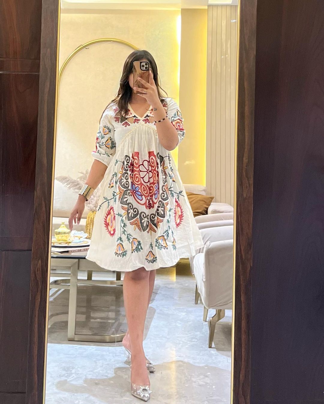 आइवरी धागे की कढ़ाई वाली पोशाक