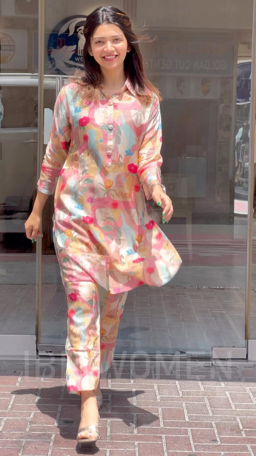 ट्राउजर के साथ फ्लोरल प्रिंट