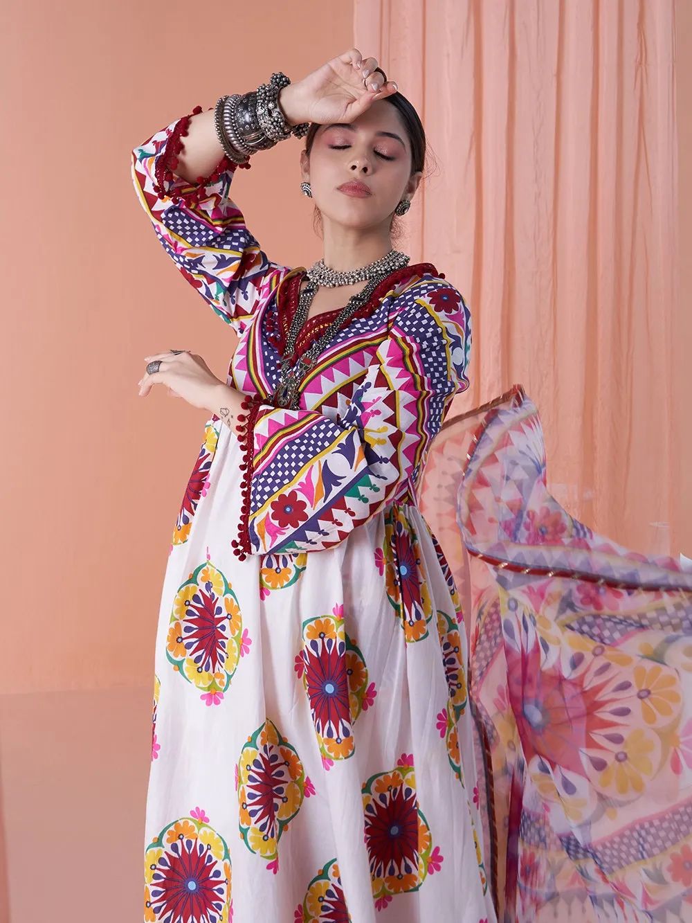 आइवरी प्रिंटेड विस्कोस ऑर्गेंजा दुपट्टा