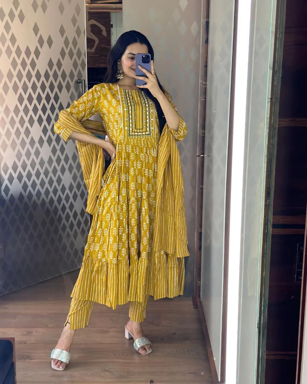 Pakistani Women Wedding/Party Wear Printed Embroidery Work Straight Sa