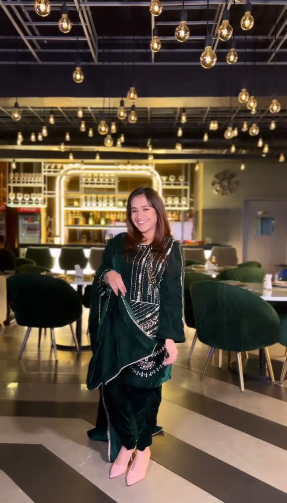 भारी मखमली कपड़े पर डिजाइनर सूट आंतरिक और थ्रेड और अनुक्रम काम के साथ