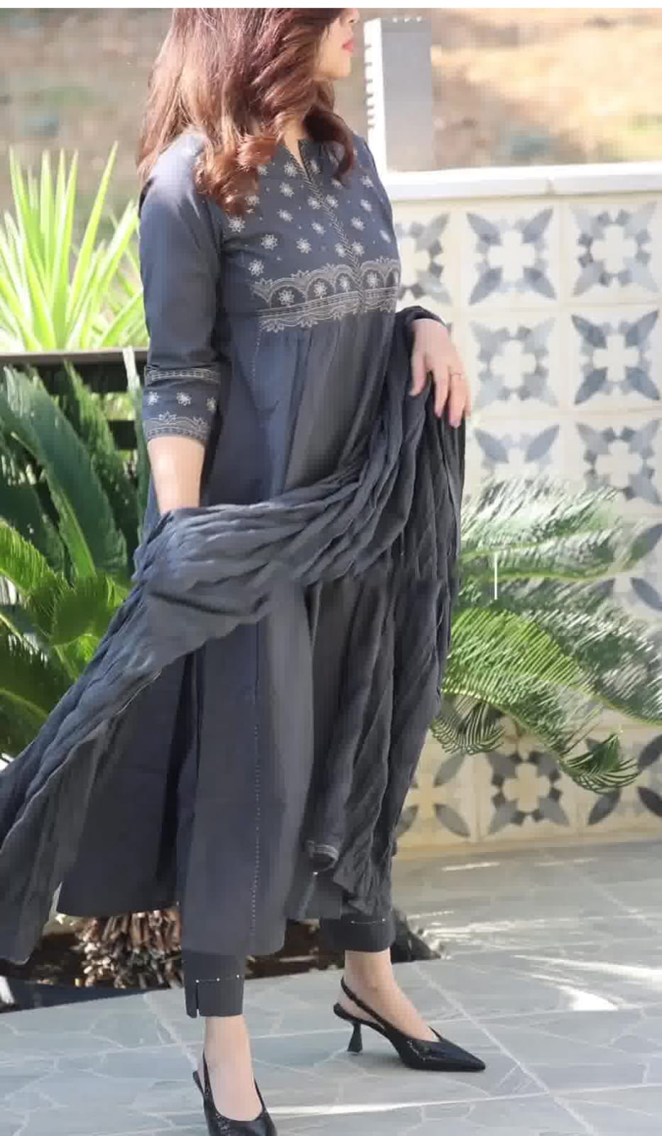 गले में शानदार फुल कढ़ाई का काम वाला कुर्ता सेट