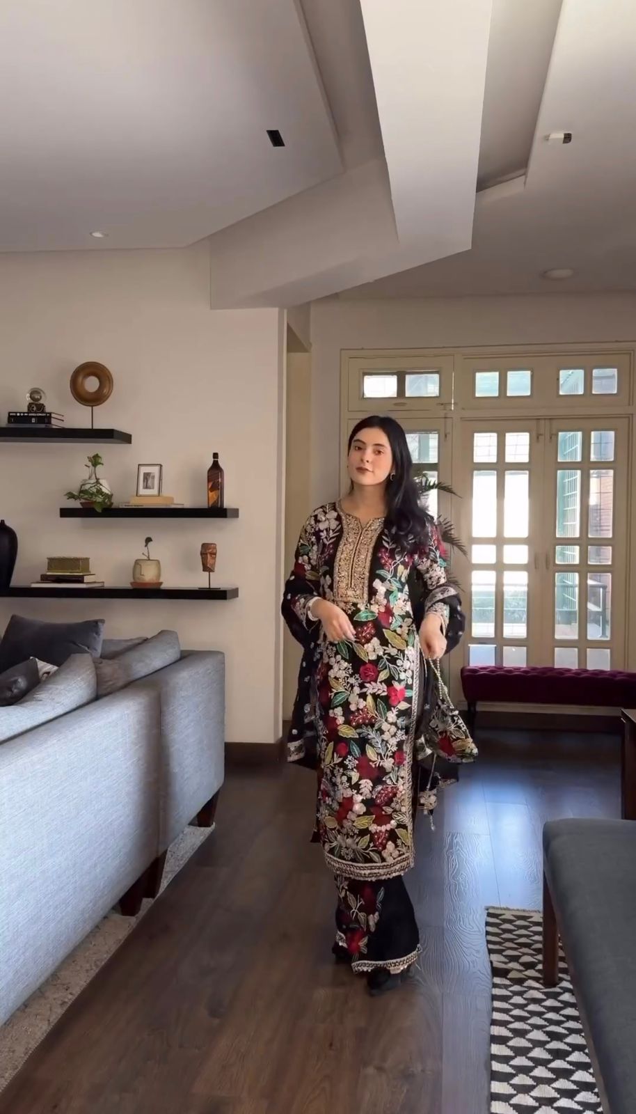 तफ़ता साटन सूट के साथ कालातीत लालित्य