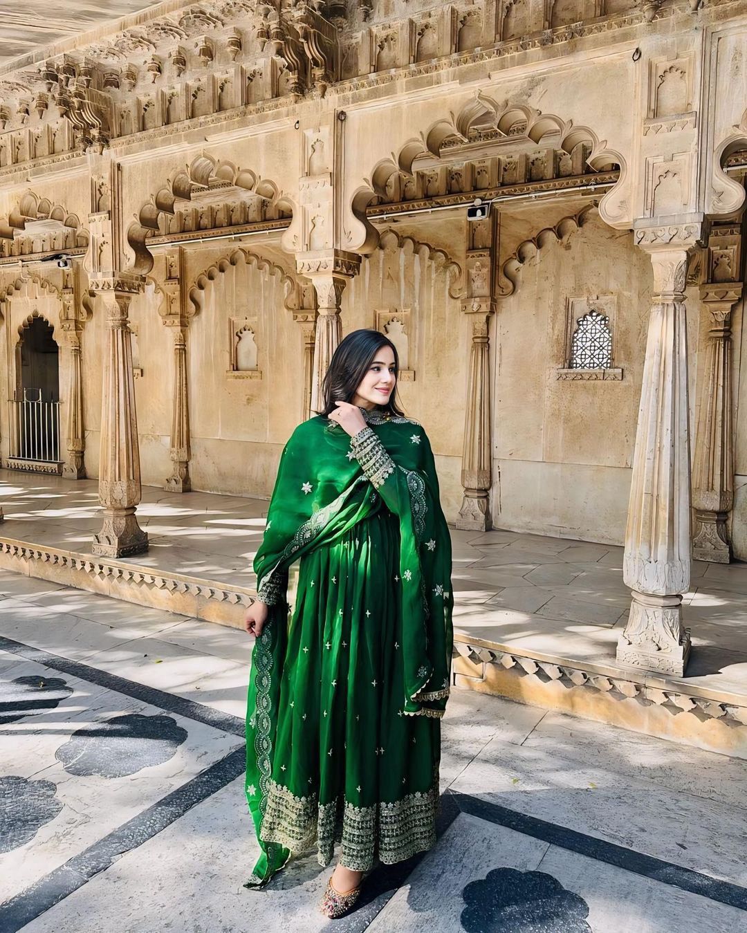 सुरुचिपूर्ण पहनावा: टॉप पेंट दुपट्टा सूट सेट