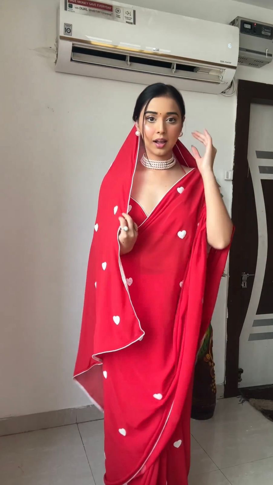 लालित्य का अनावरण: लाल जॉर्जेट साड़ी पहनावा