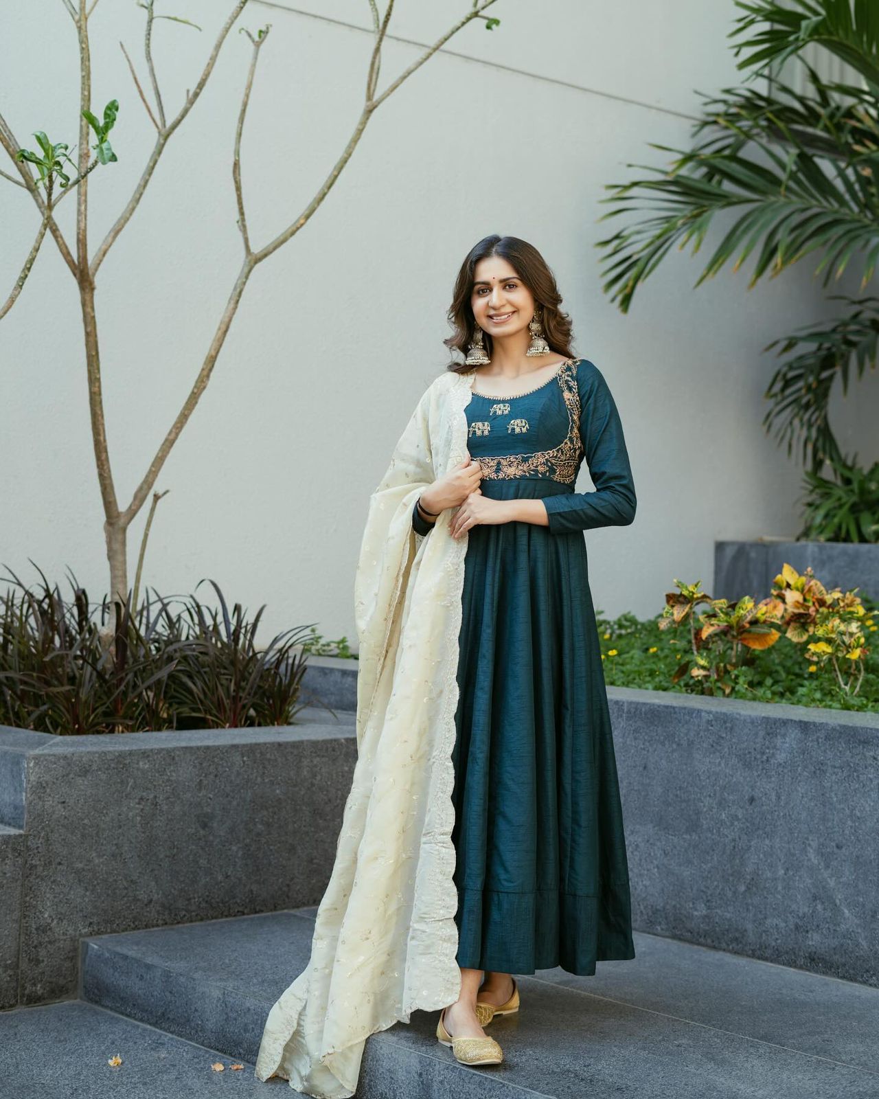 Elevate Your Style: Green Suit Dupatta Combination Elevate Your Style: Green Suit Dupatta Combination