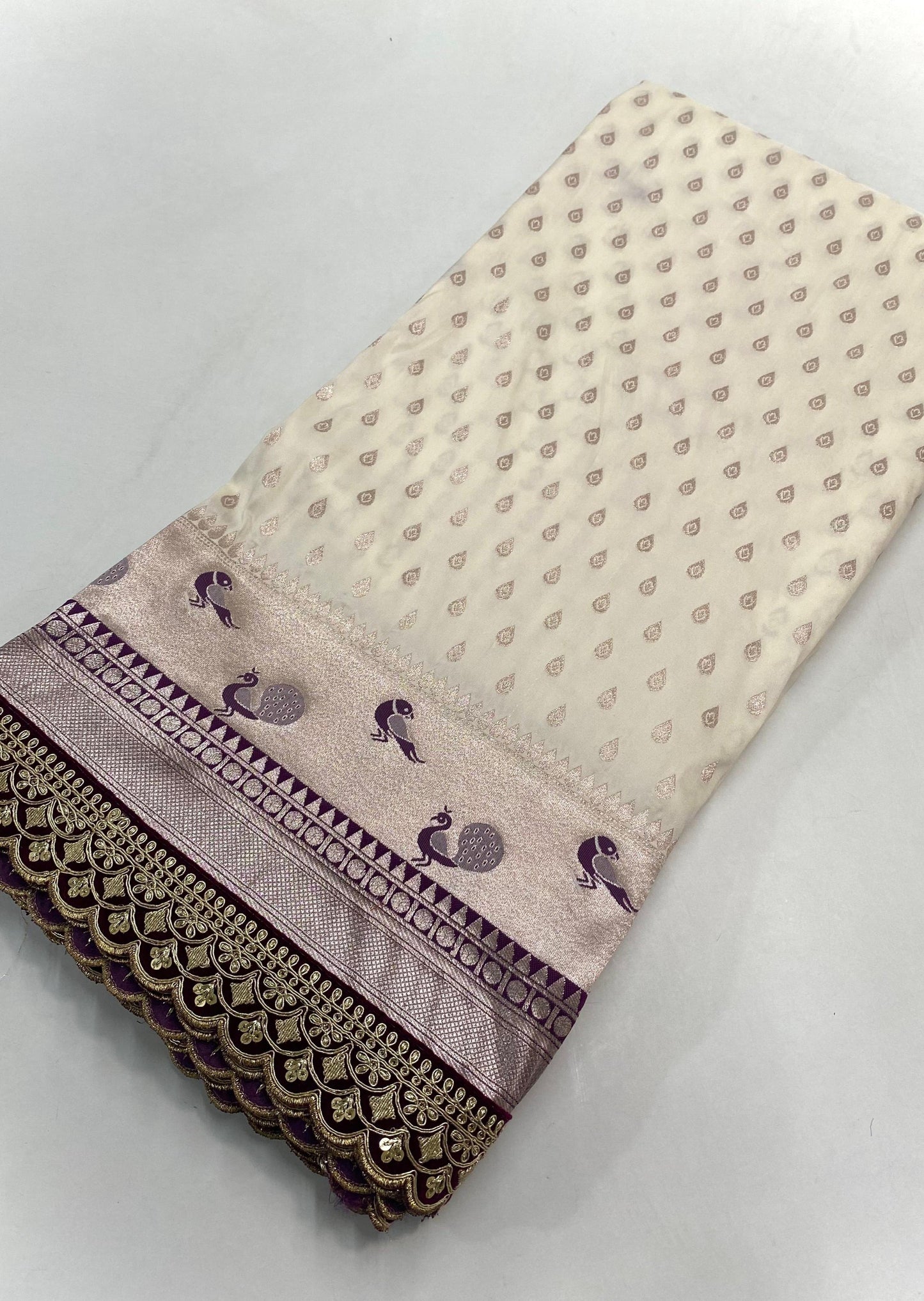 सेल्फ-ग्लोरिफाई (प्रीमियम बनारसी सिल्क साड़ी)