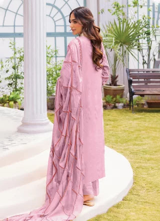 कढ़ाई के साथ गुलाबी जॉर्जेट पाकिस्तानी सलवार सूट