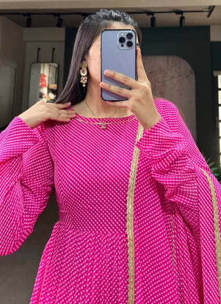 समारोह के लिए गुलाबी रंग में प्रिंट वर्क जॉर्जेट डिजाइनर गाउन