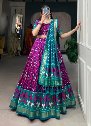 महिलाओं के लिए बैंगनी टसर सिल्क फ़ॉइल प्रिंट वर्क लहंगा चोली