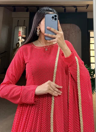 समारोह के लिए लाल रंग में प्रिंट वर्क जॉर्जेट डिजाइनर गाउन