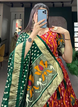 समारोह के लिए लाल टसर सिल्क फ़ॉइल प्रिंट वर्क लहंगा चोली