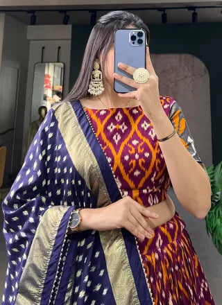 समारोह के लिए वाइन टसर सिल्क फ़ॉइल प्रिंट वर्क लहंगा चोली