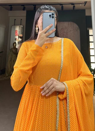 समारोह के लिए पीले रंग में प्रिंट वर्क जॉर्जेट डिजाइनर गाउन