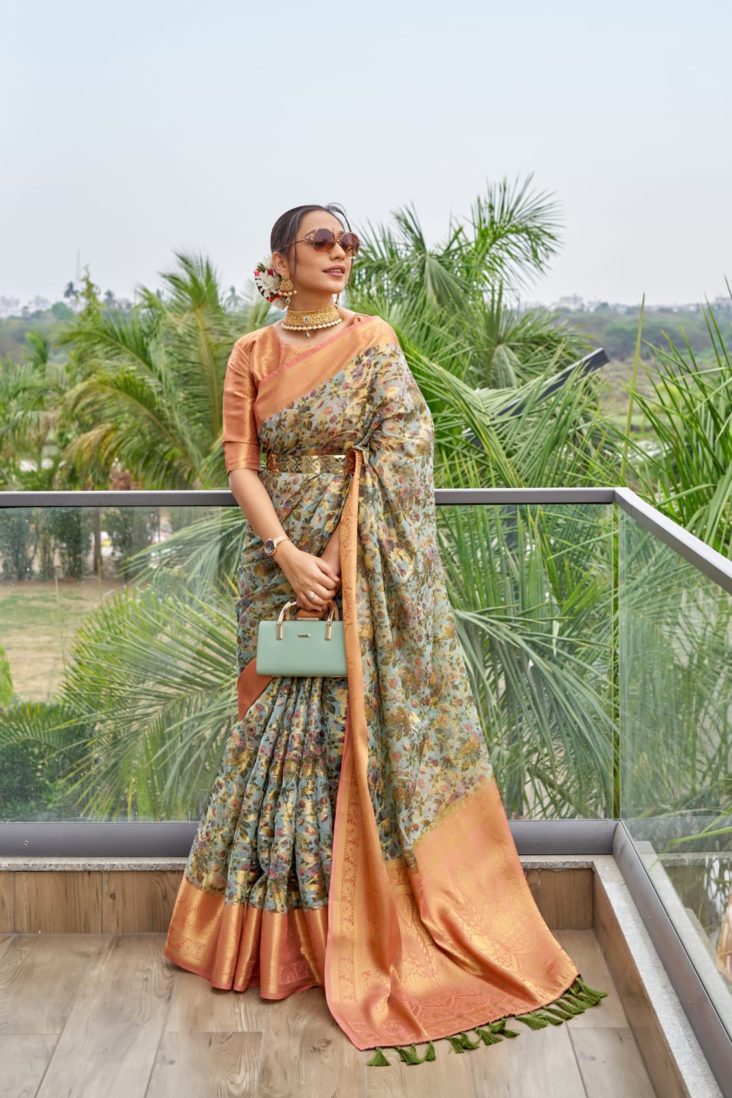 खूबसूरत ऑर्गेंजा ज़री वीनिंग साड़ी