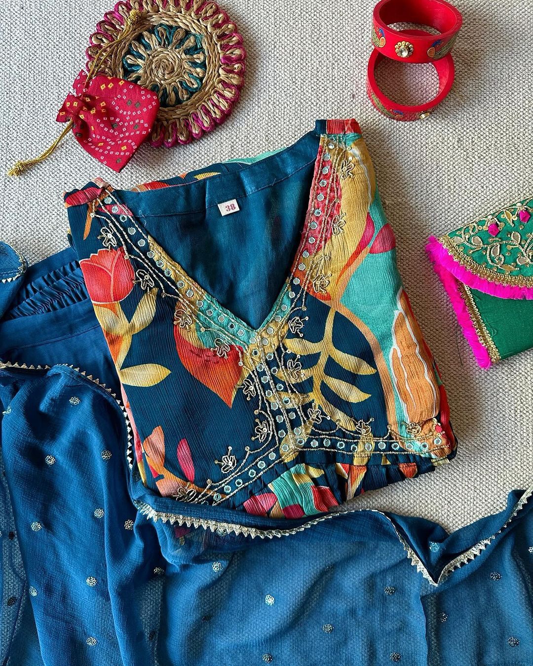 सबसे ज़्यादा ट्रेंडिंग प्रिंटेड हैंड वर्क गाउन