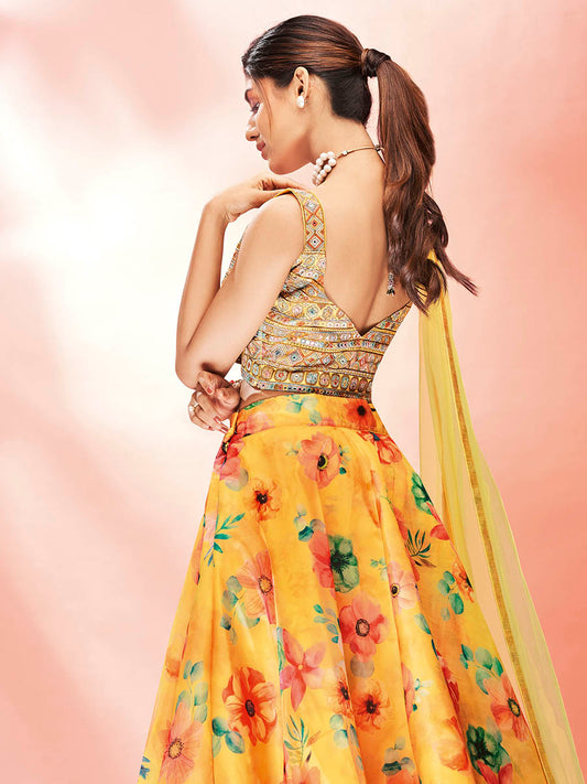 पीला आर्ट सिल्क कढ़ाई मिरर वर्क लहंगा