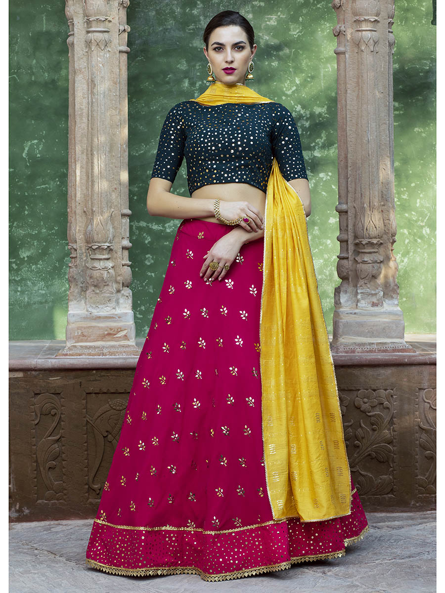 रानी और गहरे हरे रंग का जॉर्जेट कढ़ाई वाला डिजाइनर लहंगा