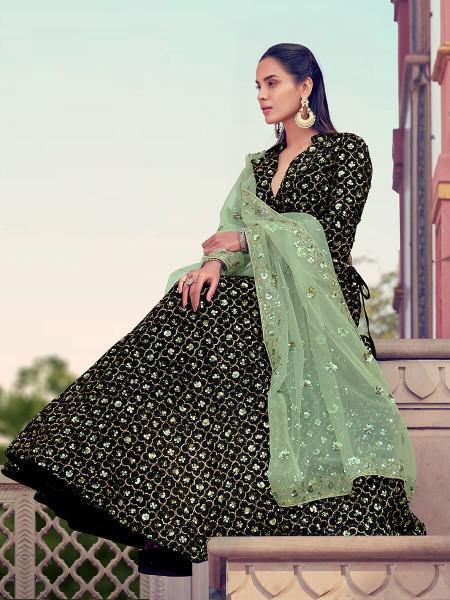 काले रंग का भारी कढ़ाई वाला फर लहंगा