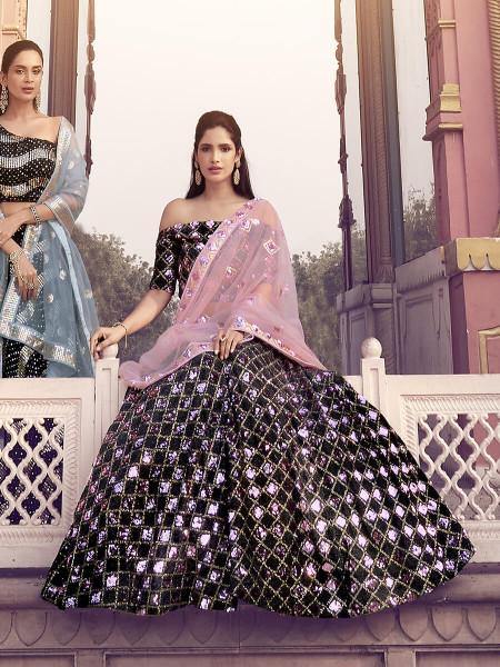 काले रंग का भारी कढ़ाई वाला फर लहंगा