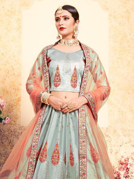 ग्रे साटन कढ़ाई वाला लहंगा