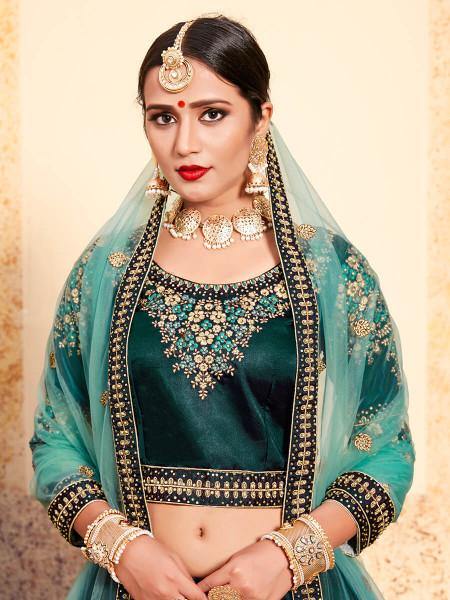 गहरे हरे रंग का साटन कढ़ाई वाला लहंगा