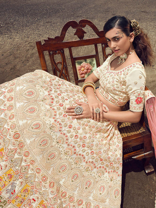 सफ़ेद जॉर्जेट कढ़ाई वाला डिज़ाइनर लहंगा चोली