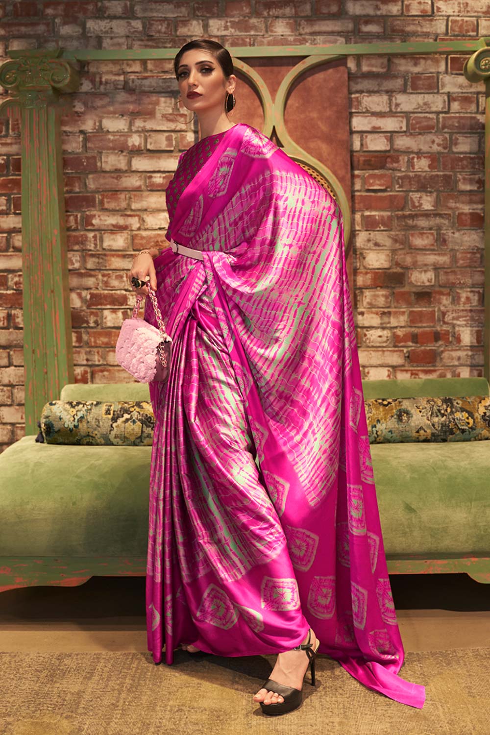 कालीज़े पिंक प्रिंट साटन साड़ी