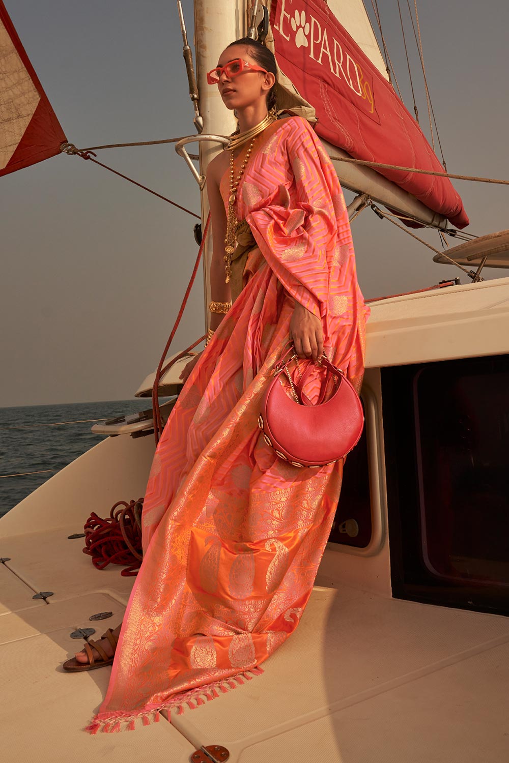 किंग्स्टन गुलाबी साटन नायलॉन दो टोन बुनाई साड़ी