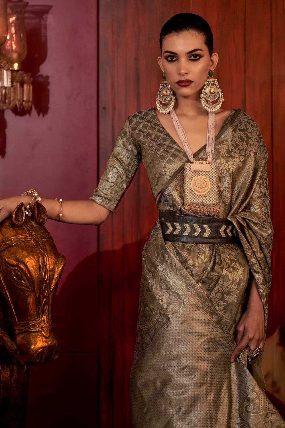 कलकट्टी सिल्क ब्लैक फ्लोरल वन मिनट साड़ी