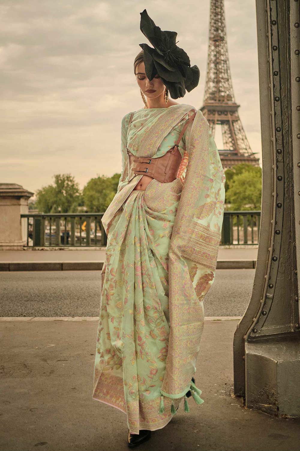 काइरा सिल्क लाइट-ग्रीन फ्लोरल वन मिनट साड़ी