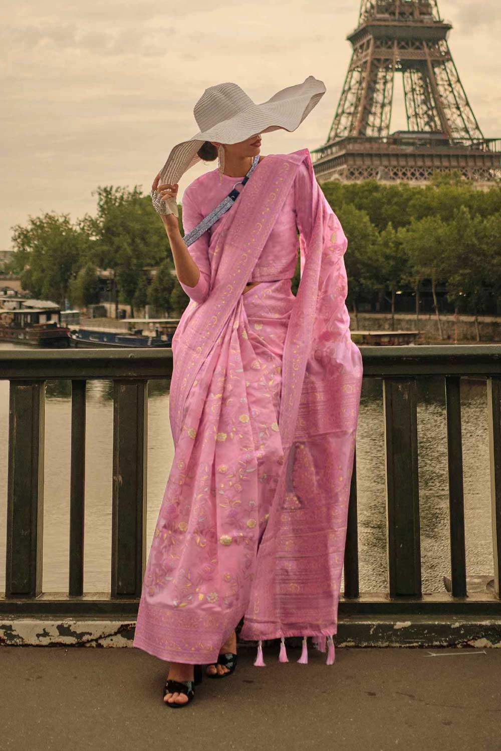 काइरा सिल्क पिंक फ्लोरल वन मिनट साड़ी