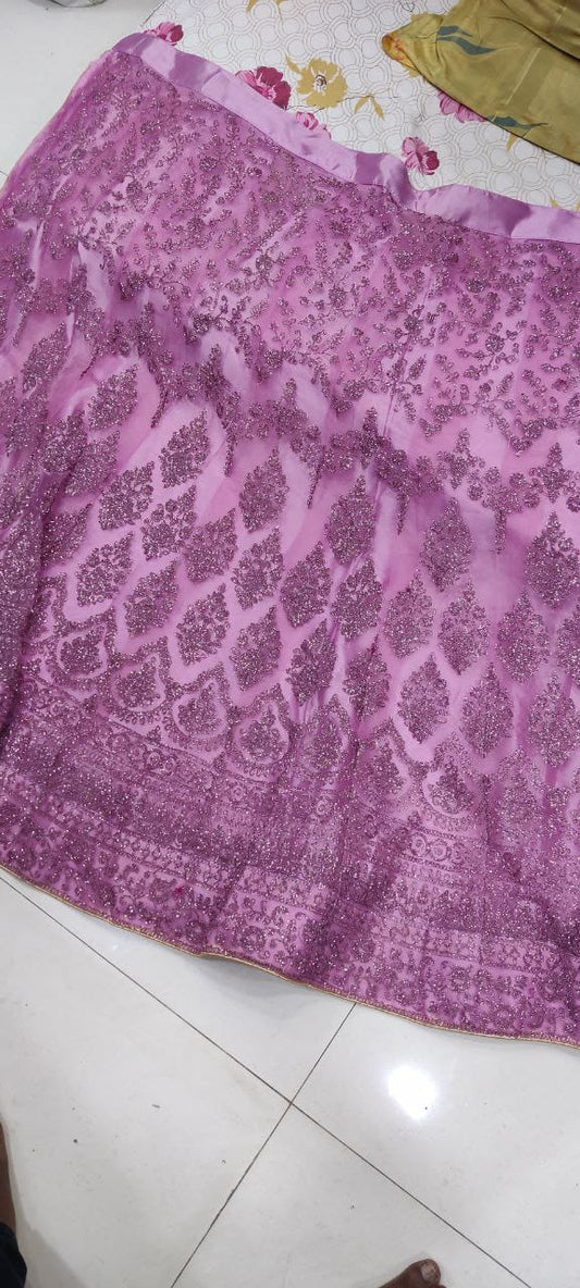 शादी के लिए पहनने के लिए हल्के रंग का सॉफ्ट नेट ग्लिटर कोडिंग कढ़ाई वाला लहंगा चोली