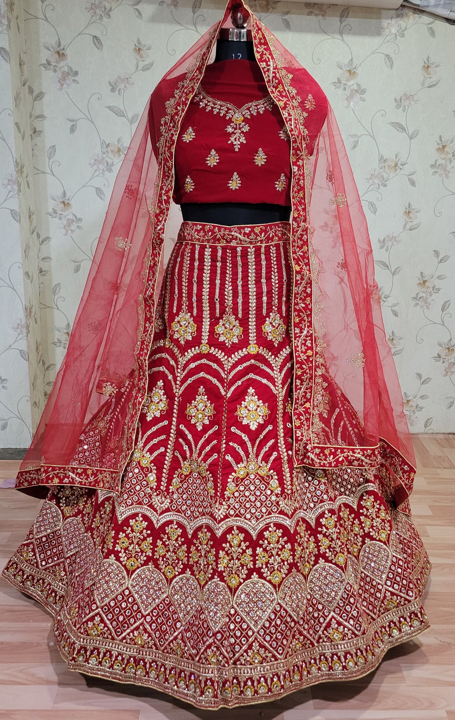 लाल रंग का डिज़ाइनर ज़रकन डायमंड वर्क ब्राइडल लहंगा चोली